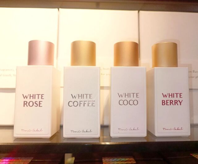 ¿Todavía no conoces la #Whitecollection de @tonicabalperfumes? 

🤍🌹 WHITE ROSE: #Floral con notas de Bergamota, pera y jazmín.

🤍🥥 WHITE COCO: #Gourmand con notas de Violeta, Lirio, coco y Jazmín.

🤍☕ WHITE COFFEE: #Ambarada con notas caramelo, café y vainilla.

🤍🫐 WHITE BERRY: #Afrutada con notas de frambuesa, manzana, rosa y musk.

#BarcelonaBrand #localbrand
#tonicabal #drops #nichecommunity #nichefragrance #nicheperfume #PerfumesdeAutor #PerfumesNicho #PerfumeriasRegia #perfume #EauDeParfum
