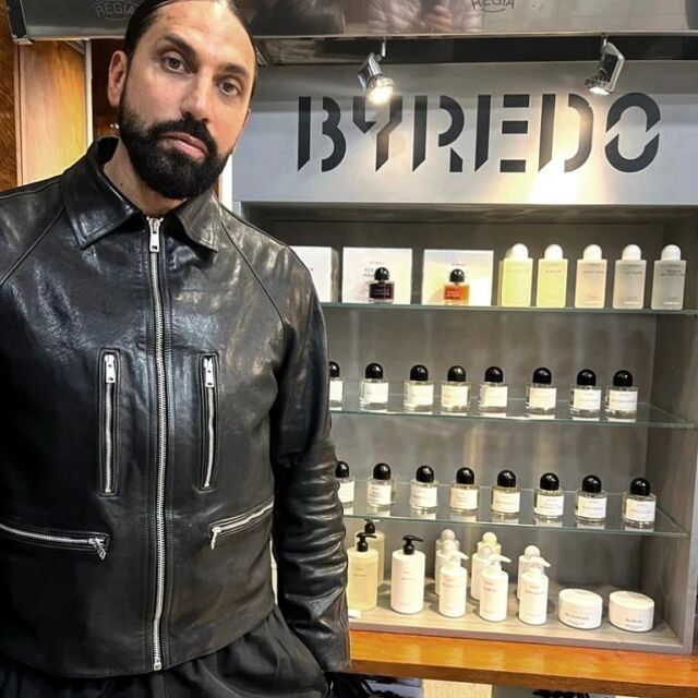 Ayer tuvimos el placer de que nos visitara a nuestra tienda de Paseo de Gracia Ben Gorham @bengorham, creador de la prestigiosa marca @officialbyredo. Muchas gracias por la visita y esperamos verte pronto 😍🤍 

#BYREDO #byredoparfums #BenGorham #nichecommunity #nicheperfumery #nicheperfume #instaperfume #PasseigDeGracia #PerfumeriasRegia #PerfumesdeAutor