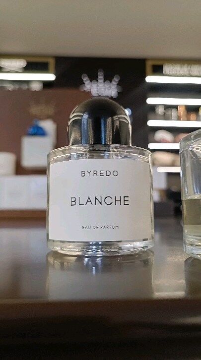 ¿Cuál es tu fragancia favorita de @officialbyredo? 

#blanche #baldafrique #gypsywater #roseofnomansland #mojaveghost #bibliotheque #latulipe #delossantos #blacksaffron #byredoparfums #BYREDO #nichefragrance #nicheperfumery #PerfumesdeAutor #PerfumesNicho #perfumeria #edp #scent #barcelona #PerfumeriasRegia